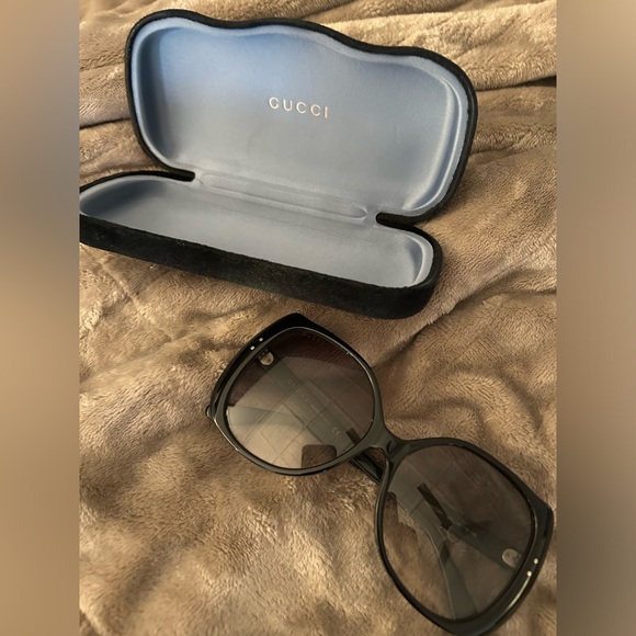Gucci sunglasses like new !! Case included.
